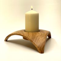 Dreibeiniger Kerzenst&auml;nder, Robinie, 23,5 cm Seitenl&auml;nge, ge&ouml;lt, 120 Euro