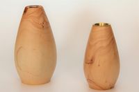 Paar aus Kerzenst&auml;nder und Vase 10 und 12,5 cm, Wacholder ge&ouml;lt, 45&euro;
